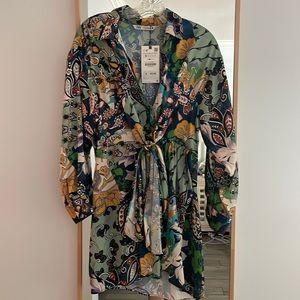 Beautiful dress. Never worn. Perfect condition.